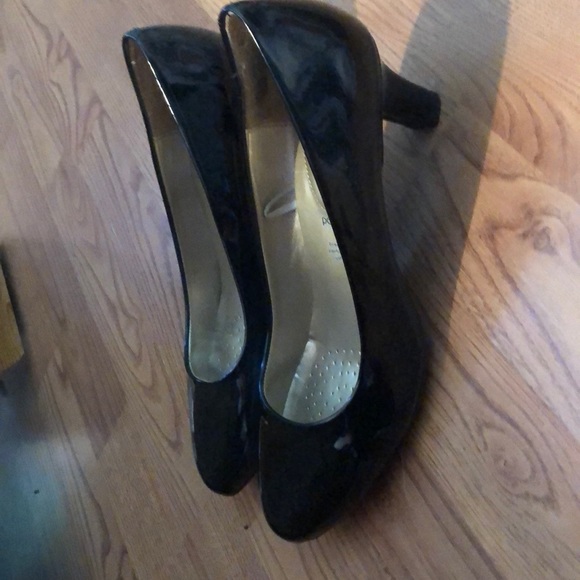 Black heels size 8 - Picture 2 of 3